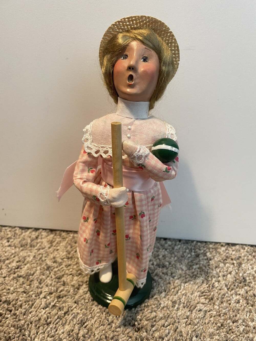 Vtg Byers' Choice Ltd. The Carolers 2000 Girl Croquet Pink Christmas Figurine